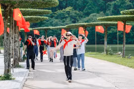 Los turistas visitan el área de ecoturismo de Thung Nham, barrio de Nam Hoa Lu, provincia de Ninh Binh. Foto de : VNA