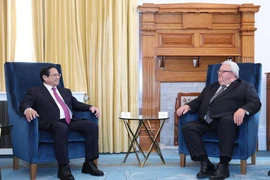 El primer ministro Pham Minh Chinh se reúne con el presidente del Parlamento neozelandés, Gerry Brownlee. (Foto: VNA)
