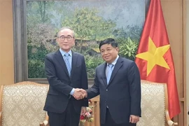 El viceprimer ministro de Vietnam, Nguyen Chi Dung (derecha) recibe a Young Shub Kim, presidente del grupo Korea Telecom (Fuente: VNA)