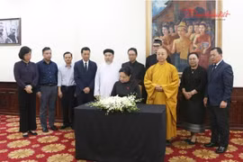 Una delegación del Comité Central del Frente de la Patria de Vietnam (FPV), encabezada por Ha Thi Nga, vicepresidenta y secretaria general, acudió hoy a la Embajada de Laos en Hanoi para rendir homenaje y firmar el libro de condolencias en memoria de Xaysomphone Phomvihane, presidente de la Asamblea Nacional de Laos (Fuente: daidoanket.vn)