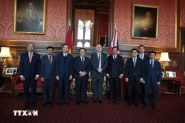 La delegación vietnamita posa una foto con el presidente de la Cámara de los Comunes, Lindsay Hoyle (Fuente: VNA)
