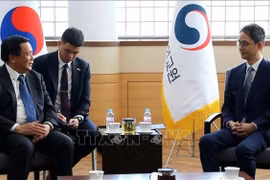 El director de la Academia Nacional de Política Ho Chi Minh y presidente del Consejo Teórico Central, Nguyen Xuan Thang y Park Cheol Hee, rector de la Academia Diplomática Nacional de Corea del Sur (Fuente: VNA)