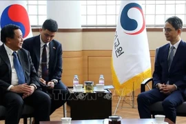 El director de la Academia Nacional de Política Ho Chi Minh y presidente del Consejo Teórico Central, Nguyen Xuan Thang y Park Cheol Hee, rector de la Academia Diplomática Nacional de Corea del Sur (Fuente: VNA)
