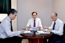 El viceprimer ministro y canciller, Bui Thanh Son (centro), mantiene una conversación telefónica con el ministro de Asuntos Exteriores de Corea del Sur, Cho Hyun, el 6 de agosto. (Foto: VNA)