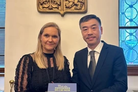 La presidenta del Grupo de Parlamentarios de Amistad República Checa – Vietnam, Petra Quittova, y el embajador vietnamita Duong Hoai Nam (Fuente: VNA)