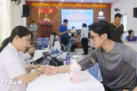Los residentes del barrio de Binh Quoi reciben chequeos médicos gratuitos. (Foto: VNA)