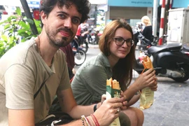 Visitantes internacionales se deleitan con la comida callejera de Hanoi (Fuente: VNA)