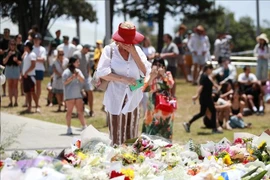 Flores en memoria de las víctimas del tiroteo en Bondi Beach, Sídney, Australia, el 15 de diciembre de 2025. Foto: VNA