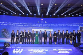 Los delegados posan para una foto conmemorativa tras la ceremonia de anuncio de la cooperación y el intercambio de cartas de propuesta. Foto: VNA