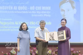 Representantes de familias vietnamitas expatriadas en Francia obsequiaron al Memorial de Ho Chi Minh en el Palacio Presidencial valiosos documentos e imágenes del presidente Ho Chi Minh que se conservan en Francia. (Foto: VNA)