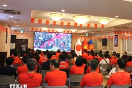 Los vietnamitas en Japón siguieron atentamente la transmisión en vivo de la celebración del 80.º Día Nacional en una pantalla gigante. (Foto: VNA)