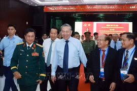 El secretario general del Partido Comunista de Vietnam (PCV), To Lam, se reúne en la ciudad central de Da Nang con las personas con méritos revolucionarios (Fuente: VNA)