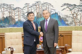 El viceministro permanente de Relaciones Exteriores de Vietnam, Nguyen Minh Vu (izquierda), y el canciller de China, Wang Yi (Fuente: VNA)