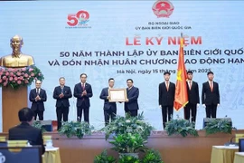 El primer ministro Pham Minh Chinh entrega la Orden de Trabajo de Primera Clase al Comité Nacional de Fronteras. Foto: VNA.