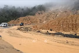 Las intensas lluvias en la noche del 16 de noviembre provocaron un deslizamiento de tierra y rocas en el paso de Khanh Le (Fuente: VNA)