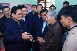 El primer ministro Pham Minh Chinh visita un hogar en el marco del programa para eliminar viviendas temporales y deterioradas en el distrito de Mo Duc, provincia de Quang Ngai. (Fuente:VNA)