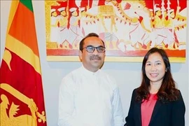 La embajadora vietnamita en Sri Lanka, Trinh Thi Tam, se reúne con el ministro de Transporte, Carreteras, Puertos y Aviación Civil de Sri Lanka, Bimal Rathnayake (Fuente: VNA)