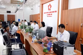 El Centro de Servicios Administrativos Públicos de la comuna de Truong Tan, ciudad de Hai Phong, funciona los sábados y domingos para atender a los ciudadanos que acuden a realizar trámites administrativos. (Foto: VNA)