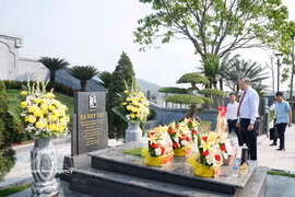 El secretario general del PCV y presidente de Vietnam,To Lam, rinde homenaje al secretario general Ha Huy Tap. Foto: VNA.