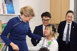 La Reina Matilde visita al Hospital Nacional de Pediatría en Hanoi (Fuente: VNA)
