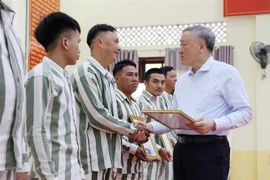 El viceprimer ministro permanente, Nguyen Hoa Binh, entrega certificados de amnistía a presos que cumplen los requisitos (Foto: VNA)