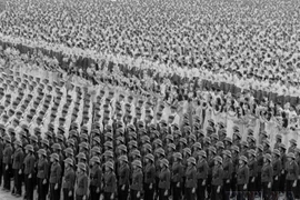 Momentos del desfile militar de 1975 para celebrar la fundación de Vietnam
