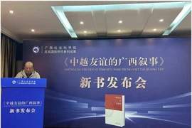 En el acto de presentación del libro “Narrativa de Guangxi sobre la amistad entre China y Vietnam” (Fuente: Diario de Guangxi)