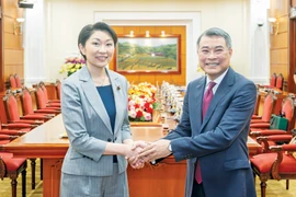 El miembro del Buró Político, secretario del Comité Central del Partido Comunista de Vietnam y jefe de su Comisión de Organización, Le Minh Hung, recibe a la presidenta de la Alianza Parlamentaria de Amistad Japón - Vietnam, Obuchi Yuko (Fuente: VNA)