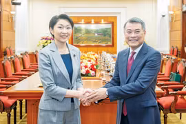 El miembro del Buró Político, secretario del Comité Central del Partido Comunista de Vietnam y jefe de su Comisión de Organización, Le Minh Hung, recibe a la presidenta de la Alianza Parlamentaria de Amistad Japón - Vietnam, Obuchi Yuko (Fuente: VNA)