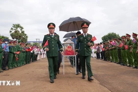 Recepción de los restos de los mártires en el paso fronterizo camboyano de Bavet hasta el paso fronterizo internacional de Xa Mat, provincia de Tay Ninh. (Foto: VNA)