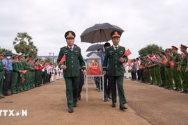Recepción de los restos de los mártires en el paso fronterizo camboyano de Bavet hasta el paso fronterizo internacional de Xa Mat, provincia de Tay Ninh. (Foto: VNA)