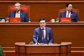 Le Manh Hung, secretario del Comité partidista y ministro interino de Industria y Comercio, presente la ponencia en el evento (Fuente: VNA)