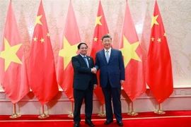 El primer ministro de Vietnam, Pham Minh Chinh (izquierda) sostiene un encuentro con el secretario general del Partido Comunista y presidente de China, Xi Jinping (Fuente: VNA)