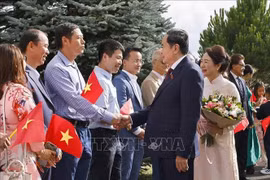 El presidente de la Asamblea Nacional de Vietnam, Tran Thanh Man, sostiene un encuentro con el personal de las misiones diplomáticas y miembros de la comunidad vietnamita en Suiza. (VNA)