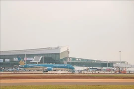 Un Boeing 787-9 de fuselaje ancho de Vietnam Airlines realiza un vuelo técnico de Tan Son Nhat a Long Thanh. Foto: VNA