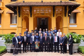 El canciller vietnamita, Le Hoai Trung, y los cónsules honorarios (Fuente: VNA)