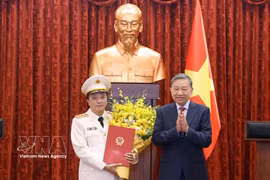 El secretario general del Partido Comunista de Vietnam y presidente del Estado, To Lam, entrega la decisión de ascender del grado de teniente general al de coronel general a Dang Hong Duc, viceministro de Seguridad Pública (Fuente: VNA)