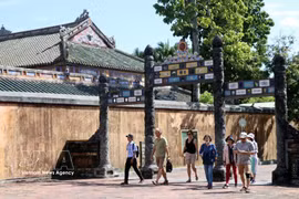 Turistas visitan la zona de la Ciudadela Imperial de Hue. (Foto: VNA)