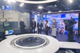 El miembro del Buró Político, secretario del Comité Central del PCV y jefe de su Comisión de Propaganda, Trinh Van Quyet, visita la infraestructura de producción de información de ABC. (Foto: VNA)