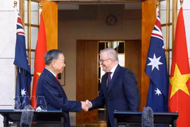 El secretario general del Partido Comunista de Vietnam y presidente de la República, To Lam, y el primer ministro de Australia, Anthony Albanese, se reúnen con la prensa (Fuente: VNA)