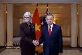 El secretario general del Partido Comunista Vietnam y presidente de la República, To Lam, y la gobernadora general de Australia, Sam Mostyn, en la ceremonia de bienvenida en la mañana del 11 de agosto de 2026 en Canberra. (Foto: VNA)