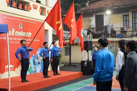 La ceremonia de izamiento de la bandera fue un momento culminante en el período álgido de propaganda y celebración del XIV Congreso Nacional del Partido. Foto: VNA