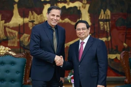El primer ministro vietnamita, Pham Minh Chinh (derecha) recibe a Klaus Zellmer, presidente del Grupo Skoda Auto (Fuente: VNA)