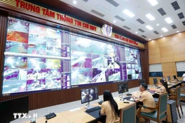 Los agentes de la policía de tránsito monitorean el tráfico 24/7 mediante cámaras con inteligencia artificial (Foto: VNA)