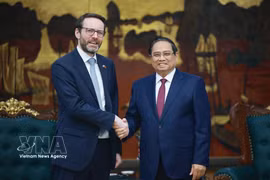 El primer ministro de Vietnam, Pham Minh Chinh, y el embajador del Reino Unido de Gran Bretaña e Irlanda del Norte en Vietnam, Iain Frew (Fuente: VNA)