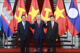 El secretario general del Partido Comunista de Vietnam, To Lam (centro) sostiene una reunión de alto nivel con el presidente del Partido Popular de Camboya y titular del Senado del país vecino, Hun Sen (izquierda) y el secretario general del Partido Popular Revolucionario y presidente de Laos, Thongloun Sisoulith (Fuente: VNA)