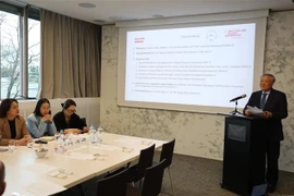 El viceprimer ministro permanente, Nguyen Hoa Binh, habla en la sede de Swiss Global Enterprise (SGE). Foto: VNA