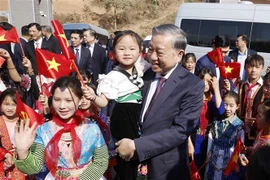 El secretario general del PCV, To Lam, asiste a la ceremonia de inauguración de la Escuela Internado de Educación Primaria y Secundaria Si Pa Phin