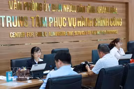 Los ciudadanos completan los trámites administrativos en el Centro de Servicios Administrativos Públicos de Khanh Hoa. Foto: VNA