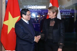 El premier vietnamita, Pham Minh Chinh, se reúne con la presidenta suiza, Karin Keller-Sutter, en el marco de su participación en la 55ª Reunión Anual del Foro Económico Mundial (WEF) en Davos (Suiza), el 21 de enero de 2025. (Foto: VNA)